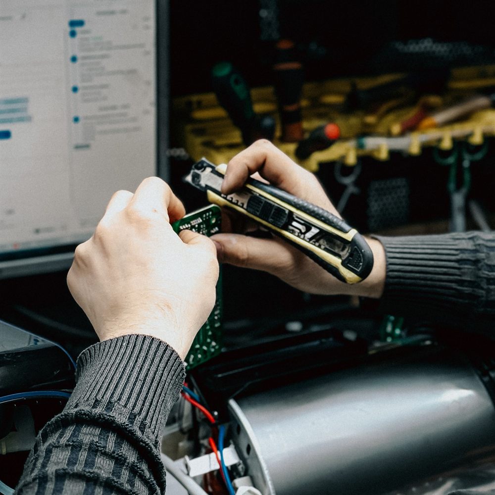 Arbeit an elektronischen Komponenten in der Werkstatt